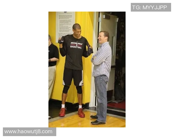 姚明与巴蒂尔的珍贵合影回顾篮球传奇的友谊与辉煌时刻